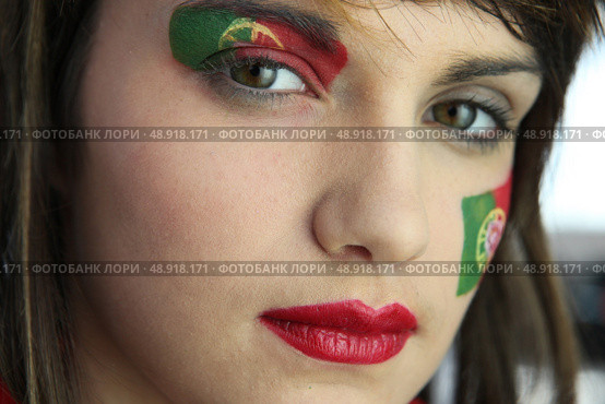 Attractive Portuguese woman with national flag painted on face. Стоковое фото, агентство Ingram Publishing / Фотобанк Лори