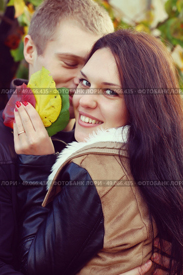 Attractive young Romantic Couple in Park. Стоковое фото, агентство Ingram Publishing / Фотобанк Лори