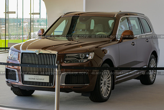 Aurus Komendant luxury premium SUV on display at an exhibition stand. Редакционное фото, фотограф Антон Вахрушев / Фотобанк Лори