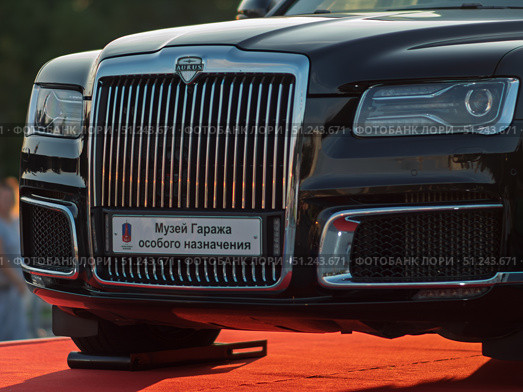 AURUS Senat 2025 Model Showcasing Luxury Design Features. Редакционное фото, фотограф Sergakoff / Фотобанк Лори