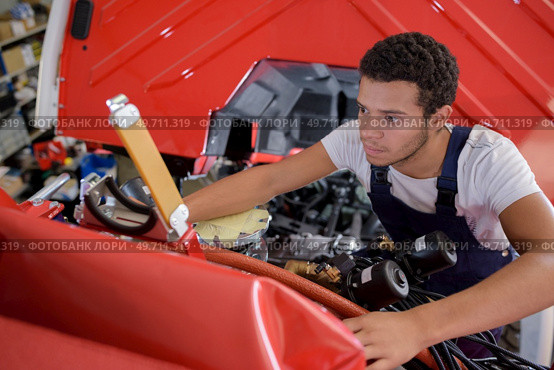 automechanic repairs the engine of a lorry. Стоковое фото, агентство Ingram Publishing / Фотобанк Лори