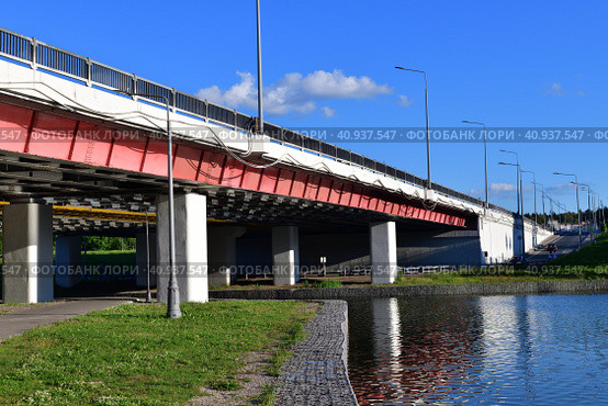 Automobile bridge across the river Skhodnya to Zelenograd in Moscow, Russia (2023 год). Стоковое фото, фотограф Володина Ольга / Фотобанк Лори