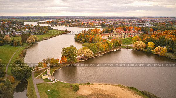 Autumn aerial view of Medieval castle in Nesvizh. Colorful maple park in Niasvizh ancient town. Minsk Region, Belarus. Стоковое фото, агентство Ingram Publishing / Фотобанк Лори