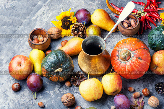 Autumn composing with pumpkin, fruit and fall leaves.Fall still life. Autumn harvest still life. Стоковое фото, агентство Ingram Publishing / Фотобанк Лори