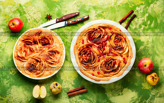 Autumn homemade pie or tart with apples.Classic apple pie.. Appetizing apple pie. Стоковое фото, агентство Ingram Publishing / Фотобанк Лори