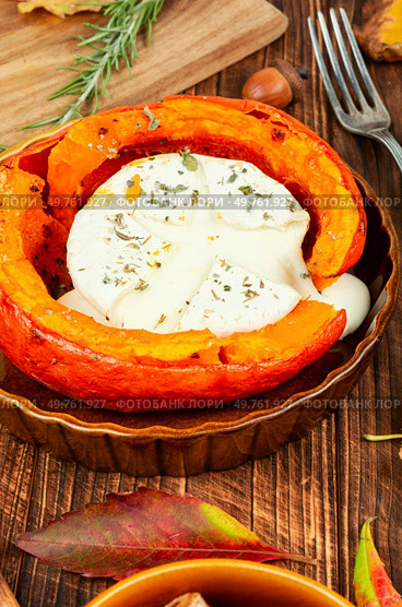 Autumn pumpkin baked with camembert cheese on a rustic wooden table. Healthy food.. Pumpkin baked with cheese. Стоковое фото, агентство Ingram Publishing / Фотобанк Лори