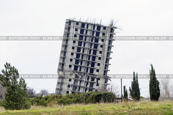 Аварийный дом после неудачного сноса наклонился но не упал. The emergency house tilted after an unsuccessful demolition, but did not fall. Стоковое фото, фотограф Татьяна Д / Фотобанк Лори