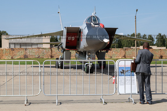 Авиационный кластер международного военно-технического форума "Армия-2021", аэродром Кубинка. Представитель иностранной делегации стоит  перед МИГ-31и - сверхзвуковым высотным всепогодным истребителем-перехватчиком дальнего радиуса действия, на котором смонтирован  гиперзвуковой авиационный ракетный комплекс "Кинжал" Редакционное фото, фотограф Наталья Николаева / Фотобанк Лори