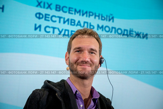 Австралийский оратор, писатель Ник Вуйчич выступает перед прессой на XIX Всемирном фестивале молодежи и студентов в Сочи, Россия (2017 год). Редакционное фото, фотограф Николай Винокуров / Фотобанк Лори