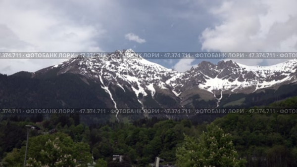 Австрийские Альпы в городе Инсбрук. Австрия. Май. Austrian Alps in the city Innsbruck. Austria. May. Стоковое видео, видеограф Горшков Александр / Фотобанк Лори