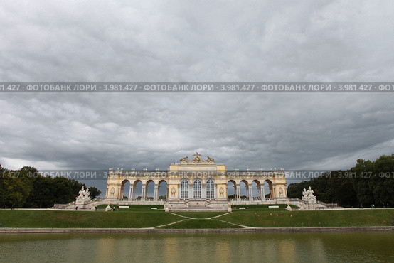 Австрия. Вена. Парк дворца Шёнбрунн. Вид на глориетту (2012 год). Редакционное фото, фотограф Александр Тарасенков / Фотобанк Лори