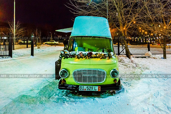 Авто-кафе в зимнем парке. Городской парк города Бердска. Новосибирская область, Западная Сибирь России. Редакционное фото, фотограф Евгений Мухортов / Фотобанк Лори
