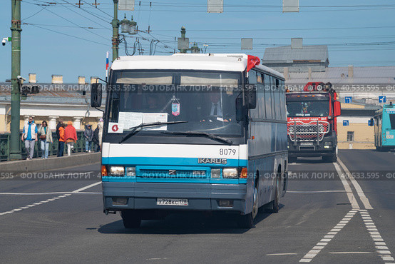 Автобус Ikarus-253.52 Alfa на Дворцовом мосту.  Парад ретро транспорта международного транспортного фестиваля SPb TransportFest. Санкт-Петербург (2023 год). Редакционное фото, фотограф Виктор Карасев / Фотобанк Лори