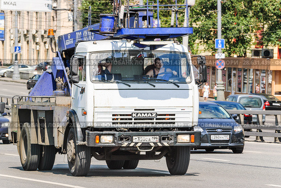 Автогидроподъёмник ПСС-131.18Э (АГП-18.04) на колесном шасси КамАЗ едет по проспекту Мира. Москва (2012 год). Редакционное фото, фотограф Алёшина Оксана / Фотобанк Лори