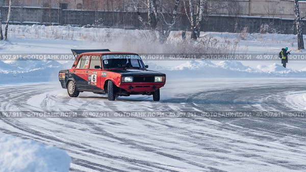 Автогонки на отечественных автомобилях Жигули и Лада, зимой на льду озера в городе Железногорске Красноярский край. Редакционное фото, фотограф Анатолий Володин / Фотобанк Лори