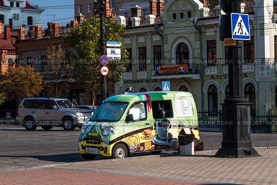 Автокофейня на улице города (2014 год). Редакционное фото, фотограф Антон Афанасьев / Фотобанк Лори