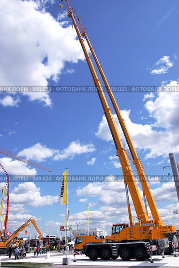 Автокран "Liebherr" LTM 1100-4.2, стрела 60 метров (2009 год). Редакционное фото, фотограф Журавлев Андрей / Фотобанк Лори