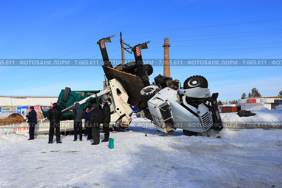 Автокран Урал не справился с грузом и перевернулся (2015 год). Редакционное фото, фотограф Анатолий Матвейчук / Фотобанк Лори
