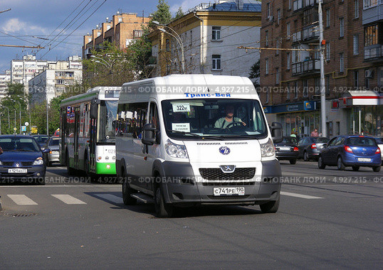 Автолайн № 322м идет по Первомайской улице, район Измайлово, Москва (2013 год). Редакционное фото, фотограф lana1501 / Фотобанк Лори