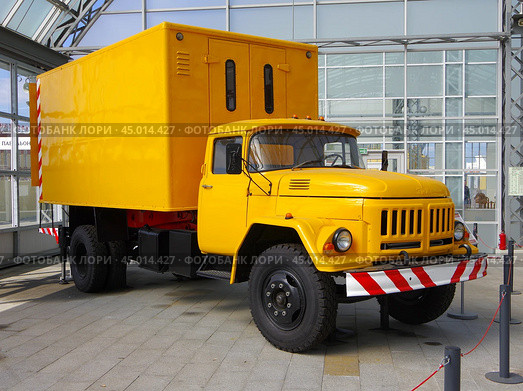 Автолифт АЛ-3А (ЗиЛ-130). Музейный комплекс гражданской и военной техники, Верхняя Пышма (2024 год). Редакционное фото, фотограф Алексей Иванов / Фотобанк Лори