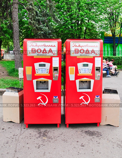Автоматы с газированной водой на ВВЦ (2012 год). Редакционное фото, фотограф Алёшина Оксана / Фотобанк Лори