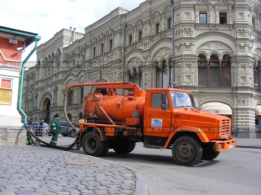 Автомобиль аварийной службы «Мосводосток». Ремонтные работы на Никольской улице. Тверской район. Город Москва (2011 год). Редакционное фото, фотограф lana1501 / Фотобанк Лори