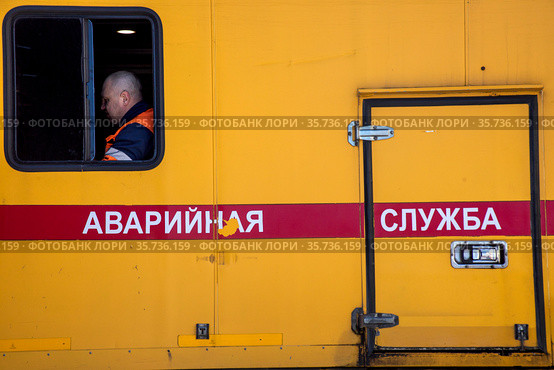 Автомобиль аварийной службы стоит на улице во время работы над устранением неисправности в городе (2021 год). Редакционное фото, фотограф Николай Винокуров / Фотобанк Лори