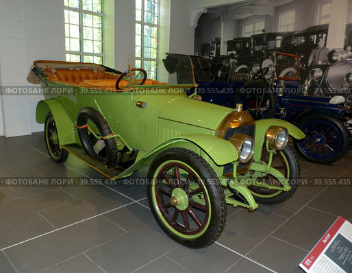Автомобиль "Benz 8/18 HP", 1910 г., фаэтон, 4-цилиндровый, 4-ступенчатый, Германия. Относительно недорогая брендовая модель. Выпускался с 1910 по 1912 год. Музей автомобильной техники. Верхняя Пышма, Россия, сентябрь 2020. Редакционное фото, фотограф Сергей Елизарьев / Фотобанк Лори