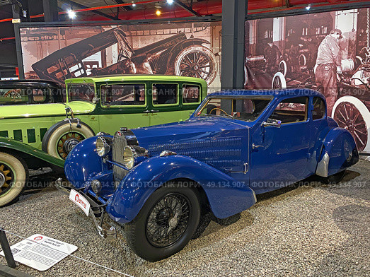 Автомобиль Bugatti Type 57 ("Бугатти тип 57"), 1935 г. Автомузей "Автомобили мира", Москва (2023 год). Редакционное фото, фотограф Мария Кылосова / Фотобанк Лори
