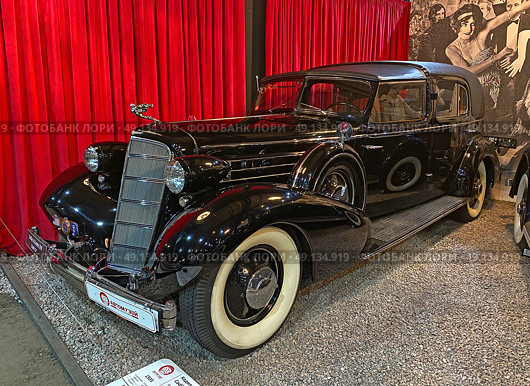 Автомобиль Cadillac V-12 ("Кадиллак V12"), серия 370, 1935 г. Автомузей "Автомобили мира", Москва (2023 год). Редакционное фото, фотограф Мария Кылосова / Фотобанк Лори