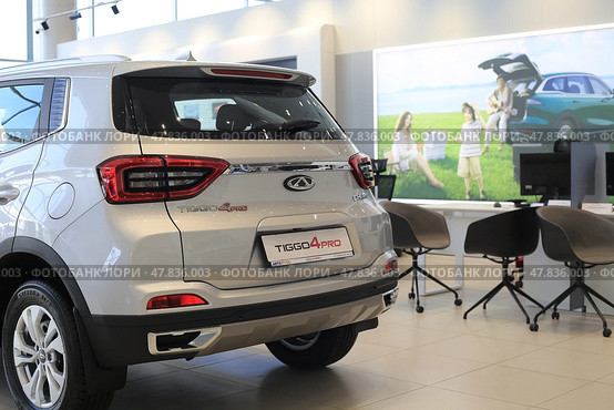 Автомобиль CHERY в автосалоне Авторусь. Московская область, Подольск, пр-т Юных Ленинцев, дом 1И. Редакционное фото, фотограф Яна Королёва / Фотобанк Лори