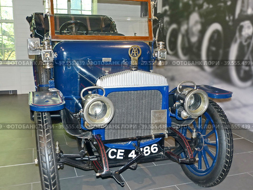 Автомобиль "Daimler 30 HP Poppet Valve", 1908 г., универсал (фаэтон), 4-цилиндровый, 3-ступенчатый, Великобритания. Этот экспонат один из двух сохранившихся. Музей автомобильной техники. Верхняя Пышма, Россия, сентябрь 2020. Редакционное фото, фотограф Сергей Елизарьев / Фотобанк Лори