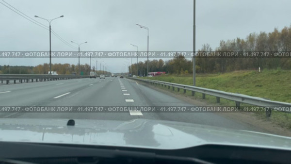 Автомобиль движется по трассе, съезжает в крайний правый ряд к АЗС, вид через лобовое стекло. Указатель АЗС "Нефтьмагистраль". Осень, день, Симферопольское шоссе, Россия (2023 год). Редакционное видео, видеограф Щеголева Ольга / Фотобанк Лори