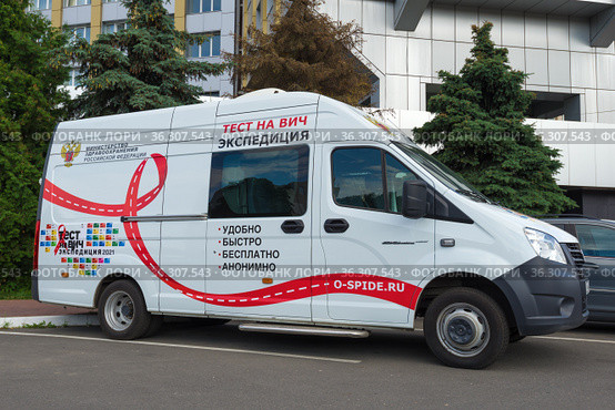 Автомобиль экспресс-лаборатория для пробедения тестов на СПИД крупным планом (2021 год). Редакционное фото, фотограф Виктор Карасев / Фотобанк Лори