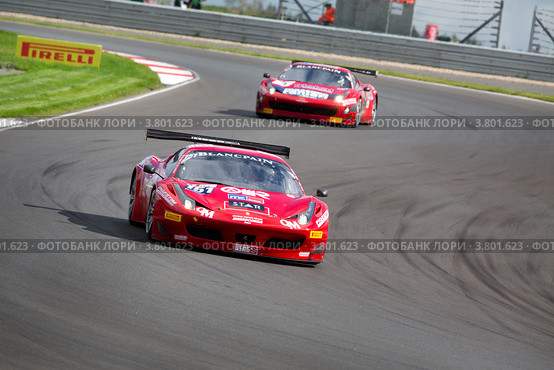 Автомобиль Ferrari 458 команды AF Corse участвует в Чемпионате Eвропы FIA GT1 на трассе "Moscow Raceway" в Подмосковье (2012 год). Редакционное фото, фотограф Николай Винокуров / Фотобанк Лори