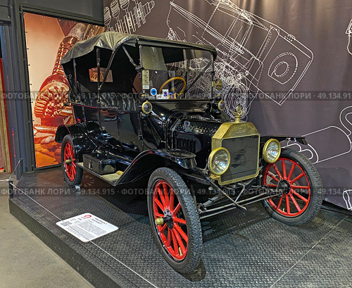 Автомобиль Ford Model T ("Форд" модели Т), 1916 г. Автомузей "Автомобили мира", Москва (2023 год). Редакционное фото, фотограф Мария Кылосова / Фотобанк Лори