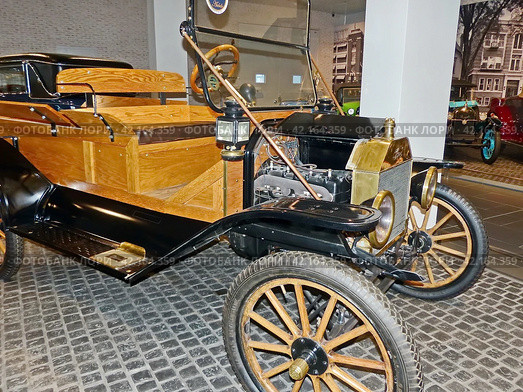 Автомобиль Ford T, 1908 г., 4 цилиндра, 22.5 л/с.; 70 км/ч. С 1908 по 1927 год выпущено свыше 15 миллионов. Легенда автомобилестроения. Первый автомобиль, выпускавшийся миллионными сериями. Музей автомобильной техники. Верхняя Пышма, Россия (2020 год). Редакционное фото, фотограф Сергей Елизарьев / Фотобанк Лори