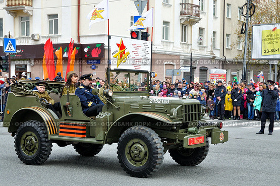 Автомобиль ГАЗ-67 ("Иван-Виллис") с военными реконструкторами на параде в честь Дня Победы 9 мая. Город Тюмень (2017 год). Редакционное фото, фотограф Александр Тараканов / Фотобанк Лори