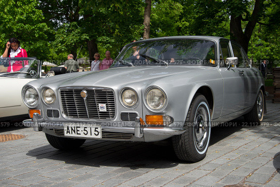 Автомобиль Jaguar 420 ( Daimler Sovereign) 1966-1969 годов выпуска на слете владельцев автомобилей "Ягуар". Турку, Финляндия (2015 год). Редакционное фото, фотограф Виктор Карасев / Фотобанк Лори