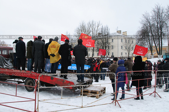 Автомобиль, как трибуна для выступления на митинге (2011 год). Редакционное фото, фотограф Сергей Бойков / Фотобанк Лори