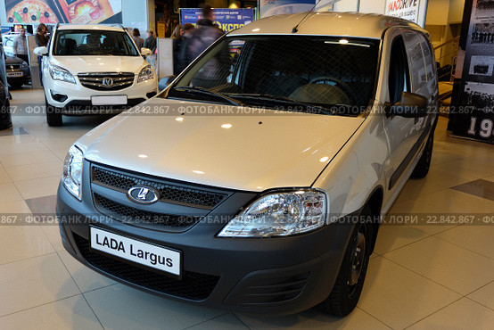 Автомобиль Lada Largus на автомобильной выставке (2016 год). Редакционное фото, фотограф Виктор Золотухин / Фотобанк Лори