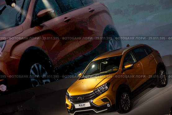 Автомобиль Lada XRAY Cross во время презентации новых моделей Lada семейства Granta в новой ИКС-стилистике на московском международном автомобильном салоне (ММАС – 2018) в МВЦ "Крокус Экспо", Россия. Редакционное фото, фотограф Николай Винокуров / Фотобанк Лори