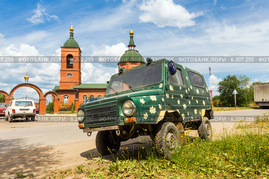 Автомобиль ЛуАЗ-969 "Волынь" На фоне храма Серафима Саровского в Воротынске (2014 год). Редакционное фото, фотограф Сергей Лаврентьев / Фотобанк Лори