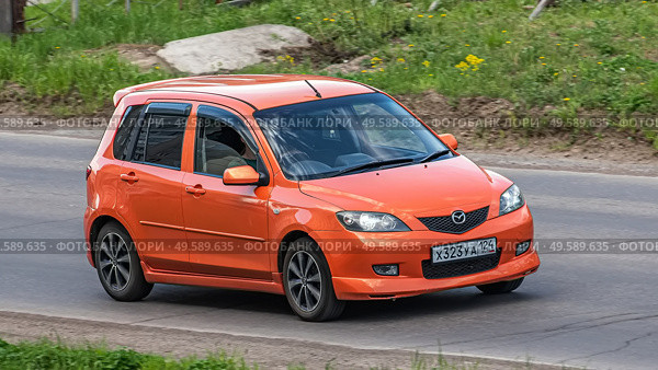 Автомобиль mazda demio. Редакционное фото, фотограф Анатолий Володин / Фотобанк Лори