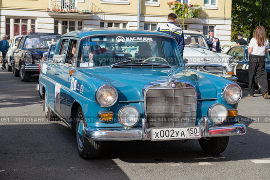 Автомобиль Mercedes-Benz W110 «Fintail» (1961-1968гг). Вид спереди. Ретро ралли "Петербург" Редакционное фото, фотограф Виктор Карасев / Фотобанк Лори