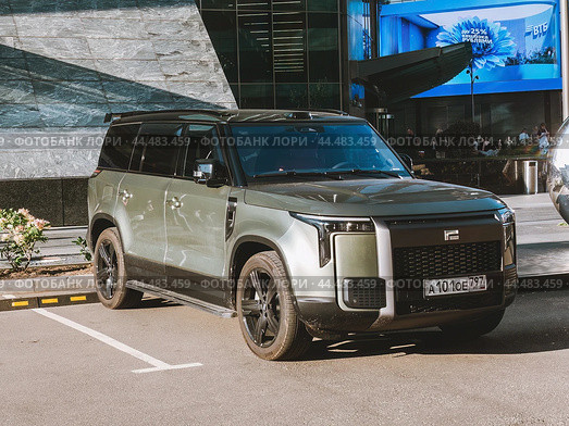 Автомобиль POLAR STONE JISHI 01 припаркован на улице города. Полноразмерный гибридный внедорожник выпускаемый китайским брендом Polar Stone с 2023 года (2024 год). Редакционное фото, фотограф Константин Григорьев / Фотобанк Лори
