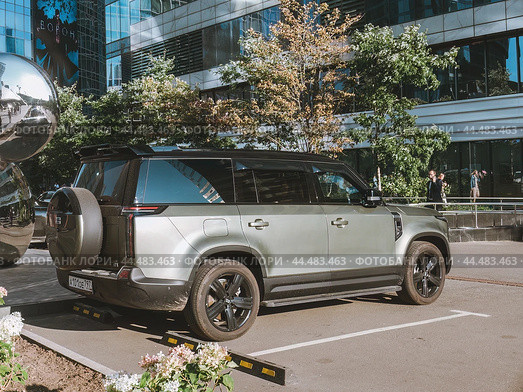 Автомобиль POLAR STONE JISHI 01 припаркован на улице города. Полноразмерный гибридный внедорожник выпускаемый китайским брендом Polar Stone с 2023 года (2024 год). Редакционное фото, фотограф Константин Григорьев / Фотобанк Лори