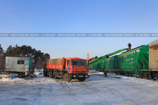 Автомобиль привез зерно на товарный двор (2012 год). Редакционное фото, фотограф Анатолий Матвейчук / Фотобанк Лори