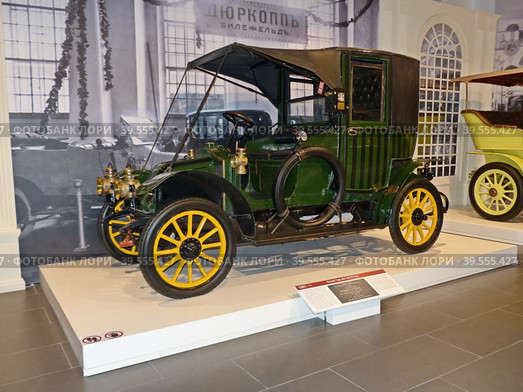 Автомобиль "Renault Type AG-1 (9CV) Taxi", 1907 г., ландолет, мощность 9 л.с., Франция. Renault AG-1 вошел в историю как «Марнское такси». Музей автомобильной техники. Верхняя Пышма, Россия, сентябрь 2020. Редакционное фото, фотограф Сергей Елизарьев / Фотобанк Лори