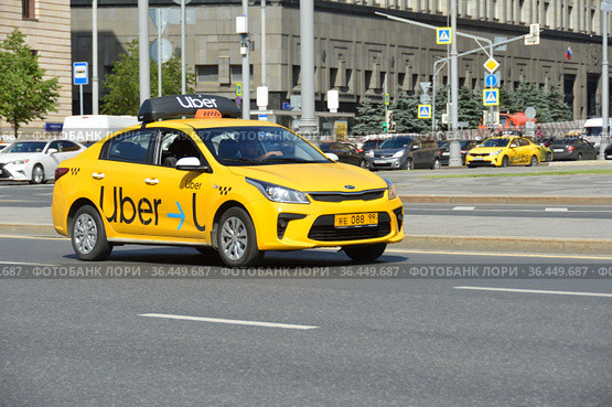 Автомобиль с брендом "Uber. Такси". Лубянская площадь. Тверской район. Город Москва (2021 год). Редакционное фото, фотограф lana1501 / Фотобанк Лори